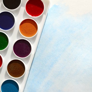 Bir mavi vuruş şeklinde soyut bir suluboya çizim gösteren kağıt üzerine suluboya yeni bir dizi yatıyor. Gençler arasında amatör resim kavramı