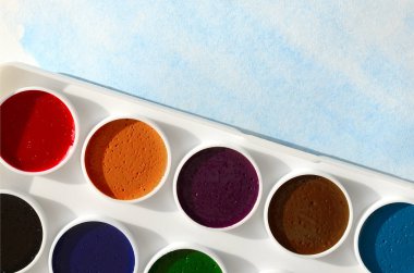 Bir mavi vuruş şeklinde soyut bir suluboya çizim gösteren kağıt üzerine suluboya yeni bir dizi yatıyor. Gençler arasında amatör resim kavramı