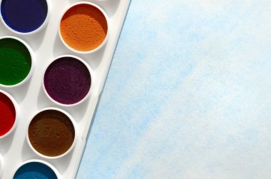 Bir mavi vuruş şeklinde soyut bir suluboya çizim gösteren kağıt üzerine suluboya yeni bir dizi yatıyor. Gençler arasında amatör resim kavramı