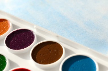 Bir mavi vuruş şeklinde soyut bir suluboya çizim gösteren kağıt üzerine suluboya yeni bir dizi yatıyor. Gençler arasında amatör resim kavramı