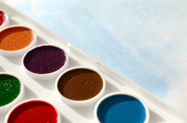 Bir mavi vuruş şeklinde soyut bir suluboya çizim gösteren kağıt üzerine suluboya yeni bir dizi yatıyor. Gençler arasında amatör resim kavramı