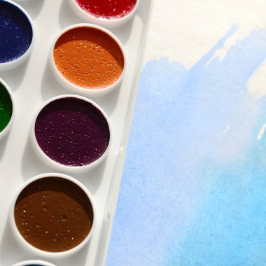 Bir mavi vuruş şeklinde soyut bir suluboya çizim gösteren kağıt üzerine suluboya yeni bir dizi yatıyor. Gençler arasında amatör resim kavramı