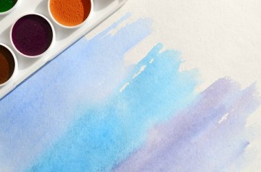 Bir mavi vuruş şeklinde soyut bir suluboya çizim gösteren kağıt üzerine suluboya yeni bir dizi yatıyor. Gençler arasında amatör resim kavramı