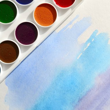 Bir mavi vuruş şeklinde soyut bir suluboya çizim gösteren kağıt üzerine suluboya yeni bir dizi yatıyor. Gençler arasında amatör resim kavramı