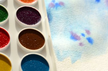 Bir mavi vuruş şeklinde soyut bir suluboya çizim gösteren kağıt üzerine suluboya yeni bir dizi yatıyor. Gençler arasında amatör resim kavramı