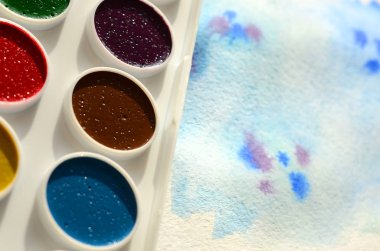 Bir mavi vuruş şeklinde soyut bir suluboya çizim gösteren kağıt üzerine suluboya yeni bir dizi yatıyor. Gençler arasında amatör resim kavramı