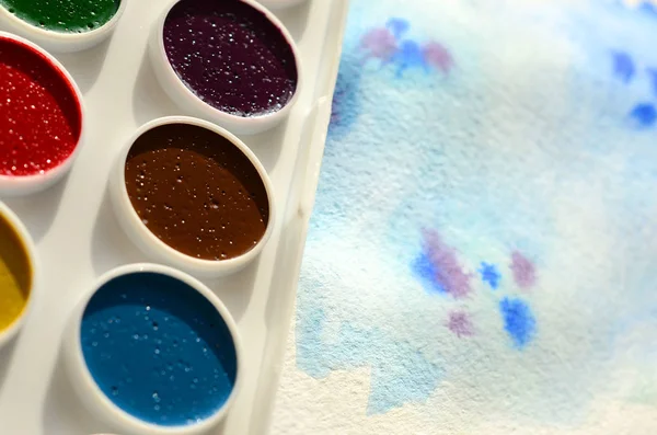 Bir mavi vuruş şeklinde soyut bir suluboya çizim gösteren kağıt üzerine suluboya yeni bir dizi yatıyor. Gençler arasında amatör resim kavramı