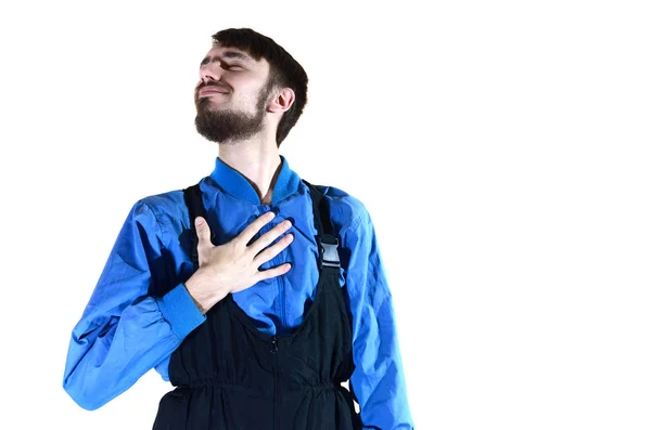 一个穿着制服的年轻大胡子男子用手指着自己 一个骄傲的工人对他的人给予表扬和鼓励 在白色上隔离 — 图库照片