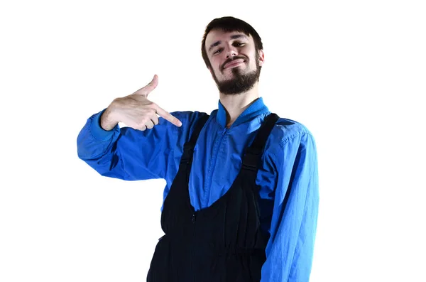 一个穿着制服的年轻大胡子男子用手指指着自己 一个骄傲的工人对他的人给予表扬和鼓励 在白色上隔离 — 图库照片