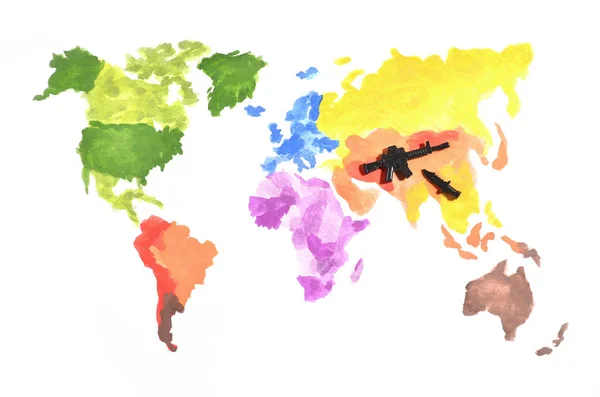 世界地图是用彩色水彩颜料在白纸上 参与了黑色的玩具枪和一把刀 亚洲军事行动的概念 — 图库照片