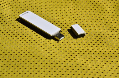 Modern bir taşınabilir Usb kablosuz adaptör polyester naylon elyaf yapılmış sarı spor giyim yerleştirilir