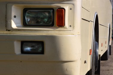 Büyük ve uzun sarı otobüs gövde fotoğraf. Binek araç nakliye ve turizm yakın çekim önden görünümü