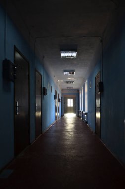 İhmal edilen bir kamu Binası kasvetli koridor. Bir yoksul konut yüksek katlı binada kamusal alan