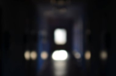 İhmal edilen bir kamu Binası, kasvetli koridor bulanık görüntü. Bir yoksul konut yüksek katlı binada bir kamusal alan ufuk resmi