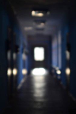 İhmal edilen bir kamu Binası, kasvetli koridor bulanık görüntü. Bir yoksul konut yüksek katlı binada bir kamusal alan ufuk resmi