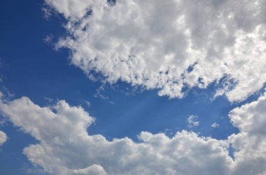 Güzel mavi gökyüzü arka plan şablonu aşağıdaki giriş metin mesajı için bazı alan mavi izole ile