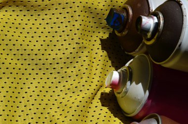 Birkaç sprey boya püskürtme yalan kullanılan polyester kumaştan yapılmış bir basketbol oyuncusu spor forması. Gençlik sokak sanatı, aktif spor ve hareketli yaşam tarzı kavramı