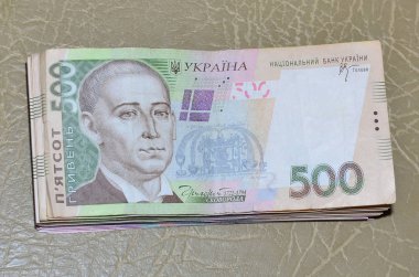 Ukraynalı para bir dizi ile 500 hryvnia, kahverengi deri yüzeyinde yalan nominal değerinin yakın çekim bir fotoğrafı. Arka plan resmi iş Ukrayna