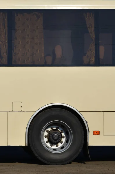 광고에 공간이 노란색 버스의 선체의 관광에 승용차의 — 스톡 사진