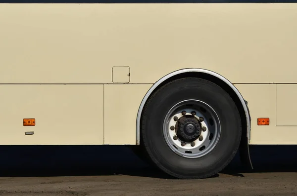 一张大而长的黄色公共汽车的船体照片 有免费的广告空间 客运交通工具的特写侧面图 — 图库照片