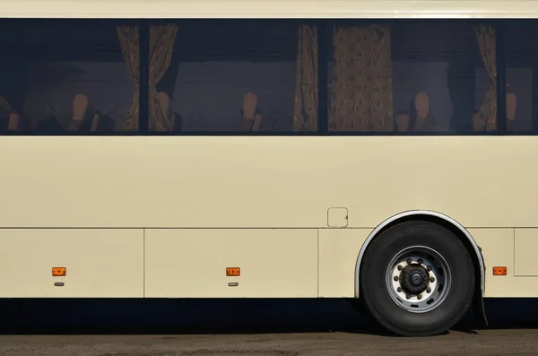 船体広告に空きが大きくて長い黄色のバスの写真 交通及び観光用旅客車両のサイドビューをクローズ アップ — ストック写真