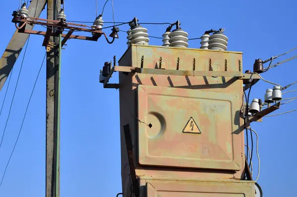 Antiguo Obsoleto Transformador Eléctrico Sobre Fondo Cielo Azul Sin Nubes — Foto de Stock