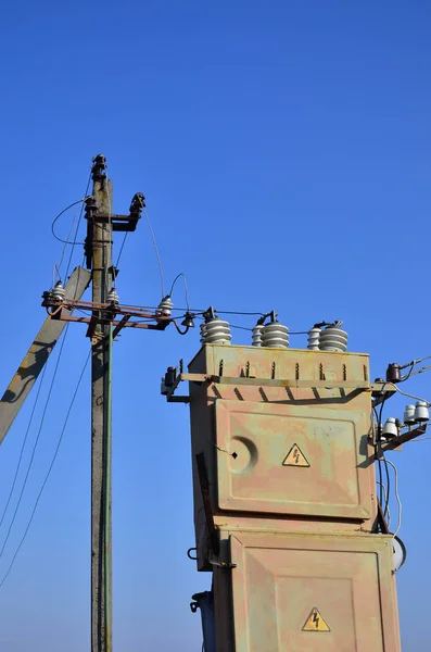 Старий Застарілий Електричний Трансформатор Тлі Безхмарного Блакитного Неба Пристрій Розподілу — стокове фото