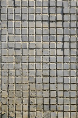 Beton duvar eski doku sığ döşemeleri kare şeklinin bir kaplama ile gri boyalı. Arka plan resmi bir duvar birçok kare beyaz çini