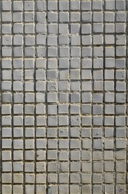 Beton duvar eski doku sığ döşemeleri kare şeklinin bir kaplama ile gri boyalı. Arka plan resmi bir duvar birçok kare beyaz çini