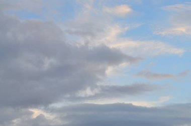 Mavi bir bulutlu gökyüzü güneş engelleme birçok küçük bulutlar ile