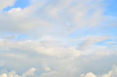 Mavi bir bulutlu gökyüzü güneş engelleme birçok küçük bulutlar ile