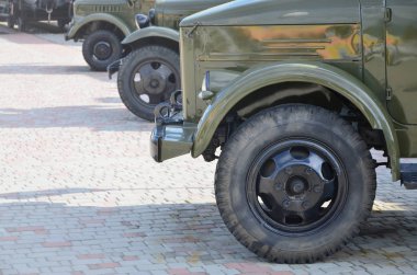 Sovyetler Birliği döneminden üç askeri off-road araç kabin fotoğraf. Ön tekerlek gelen askeri arabalar yan görünüm