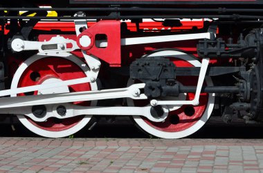 Eski siyah jantlar Sovyet zamanlarında lokomotif Buhar. Lokomotif yan unsurları dönen teknoloji ile eski trenler