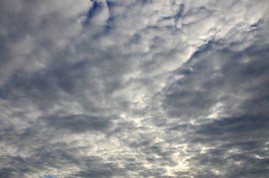 Mavi bir bulutlu gökyüzü güneş engelleme birçok küçük bulutlar ile