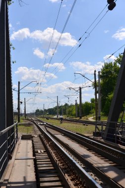 Yaz gün tren banliyö yolcu istasyonuna Demiryolu Köprüsü manzaralı manzara