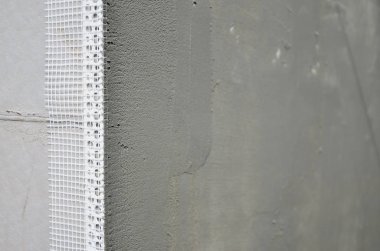 Duvar, doku kaplı güçlendiren bir karışımı ile profil köşe takviye bir plastik ile kaplı olan gri polistren köpük levhalar. Duvar izolasyonu aşaması