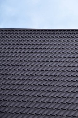 Çatıda boyalı metal doku. Detaylı görmek için kaplama çatı çatı eğimli. Yüksek kaliteli çatı kaplama