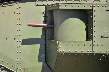 Metalden yapılmış ve çok sayıda ile takviyeli tank Duvar dokusu cıvata ve perçin. İkinci Dünya Savaşı rehberli bir makineli tüfek ile mücadele bir araçtan kapsayan görüntüleri