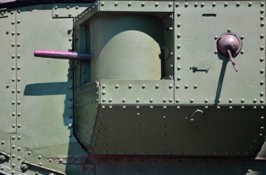 Metalden yapılmış ve çok sayıda ile takviyeli tank Duvar dokusu cıvata ve perçin. İkinci Dünya Savaşı rehberli bir makineli tüfek ile mücadele bir araçtan kapsayan görüntüleri