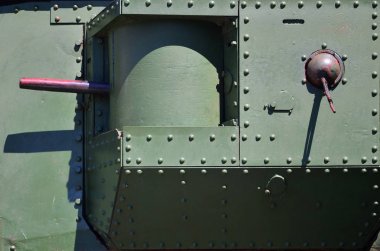 Metalden yapılmış ve çok sayıda ile takviyeli tank Duvar dokusu cıvata ve perçin. İkinci Dünya Savaşı rehberli bir makineli tüfek ile mücadele bir araçtan kapsayan görüntüleri