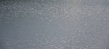 Perspektif içinde baskılı rüzgarın etkisi altında karanlık nehir su doku. Yatay görüntü