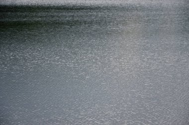 Perspektif içinde baskılı rüzgarın etkisi altında karanlık nehir su doku. Yatay görüntü