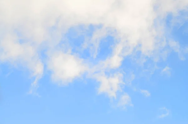 Cielo Azul Nublado Con Muchas Nubes Pequeñas Bloqueando Sol — Foto de Stock