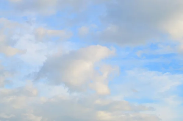 多くの小さな雲が太陽をブロックと青い曇り空 — ストック写真