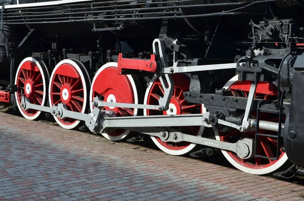 苏联时代的老黑蒸汽机车轮子 机车的侧面与老火车的旋转技术的元素 — 图库照片
