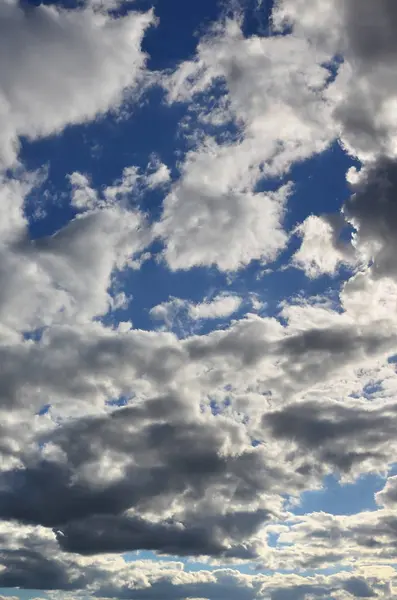 多くの小さな雲が太陽をブロックと青い曇り空 — ストック写真