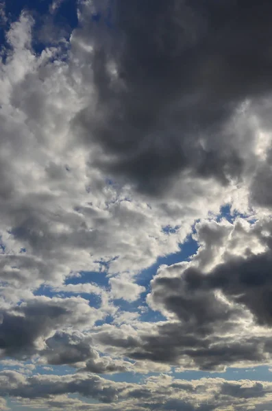 多くの小さな雲が太陽をブロックと青い曇り空 — ストック写真