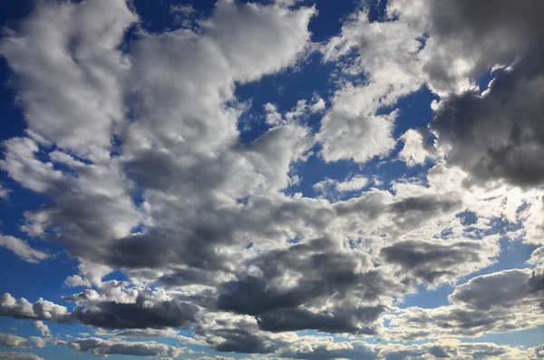 多くの小さな雲が太陽をブロックと青い曇り空 — ストック写真