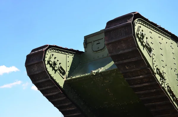 青空にハリコフ攻防戦でロシア軍のウランゲリの緑の戦車の毛虫 — ストック写真