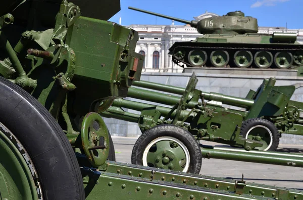 緑のタンク の背景と第二次世界大戦のソビエト連邦の つの銃の写真 — ストック写真